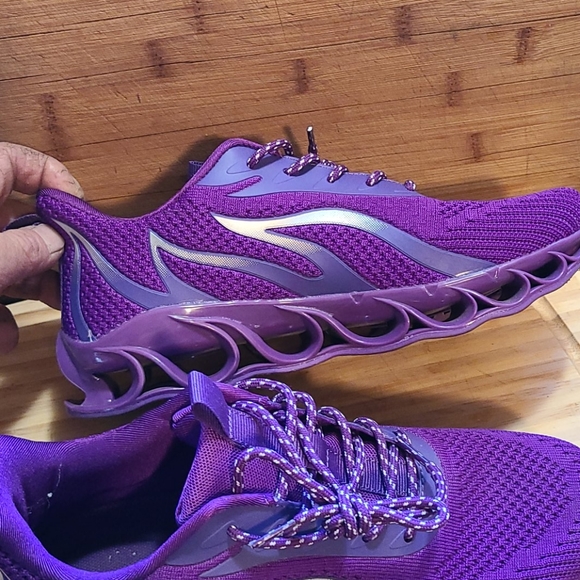 Sold...Womens walking/jogging shoe - Picture 2 of 5